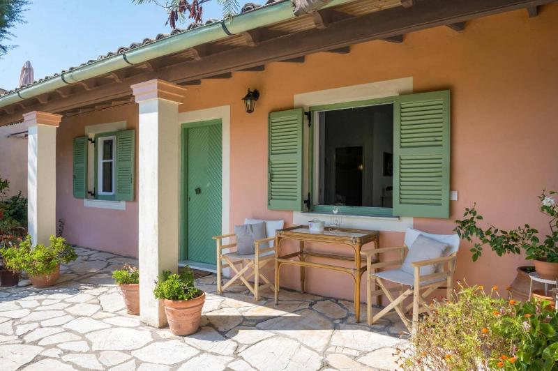 Villa Mistral Cottage by Villa Plus - image 3