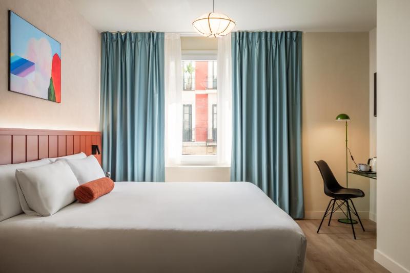 Standard Double Room image 4