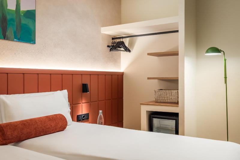 Twin Room image 3