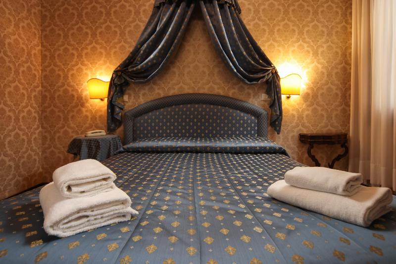 Double or Twin Room image 2