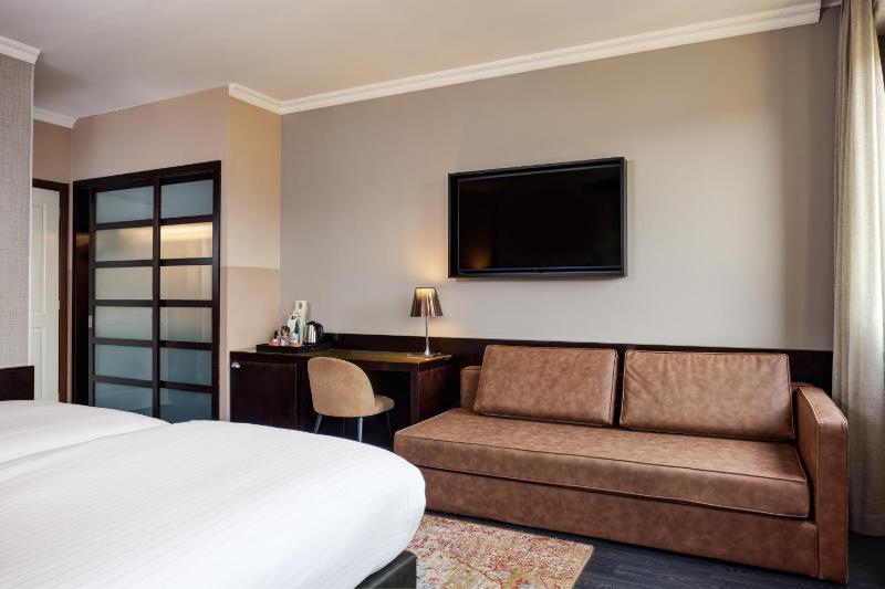 Premium Twin Room image 4
