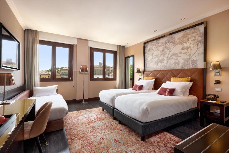 Premium Twin Room image 1