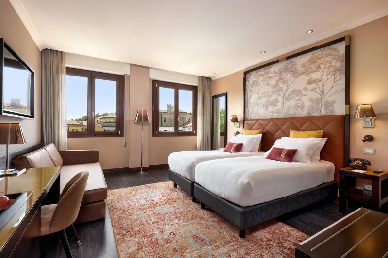 Premium Twin Room image 3