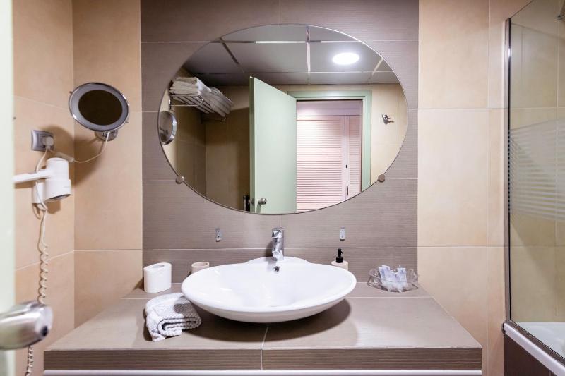 Quadruple Room (2 Adults + 2 Children) with Sea View image 2