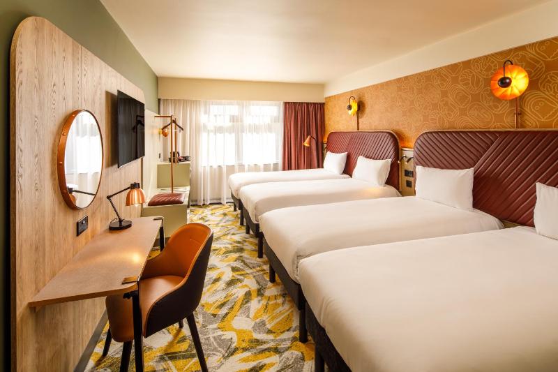 Quadruple Room with four single beds image 3