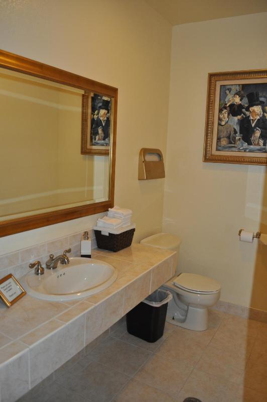 Shared Bathroom Queen Room image 2