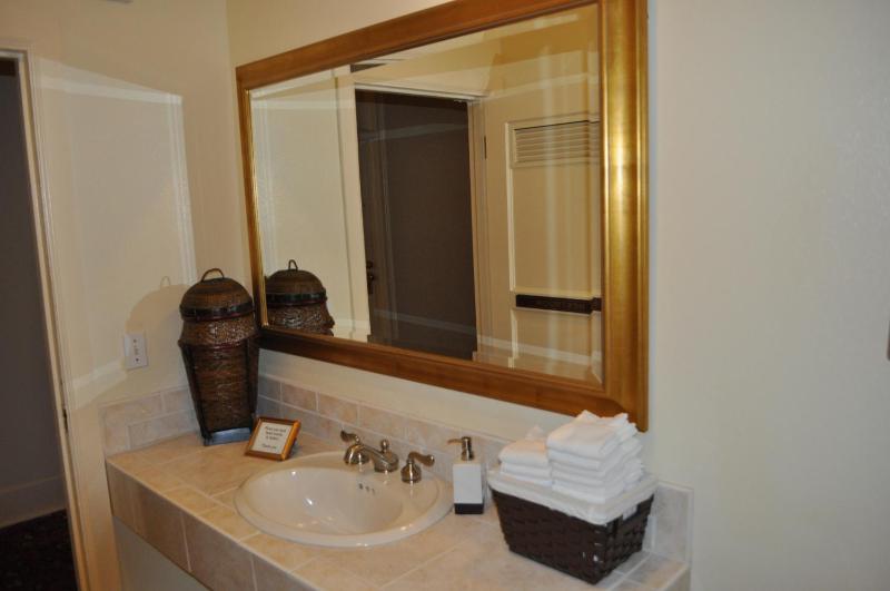 Shared Bathroom Queen Room image 3