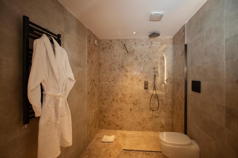 Grand Deluxe King Room with Patio and Garden View image 4