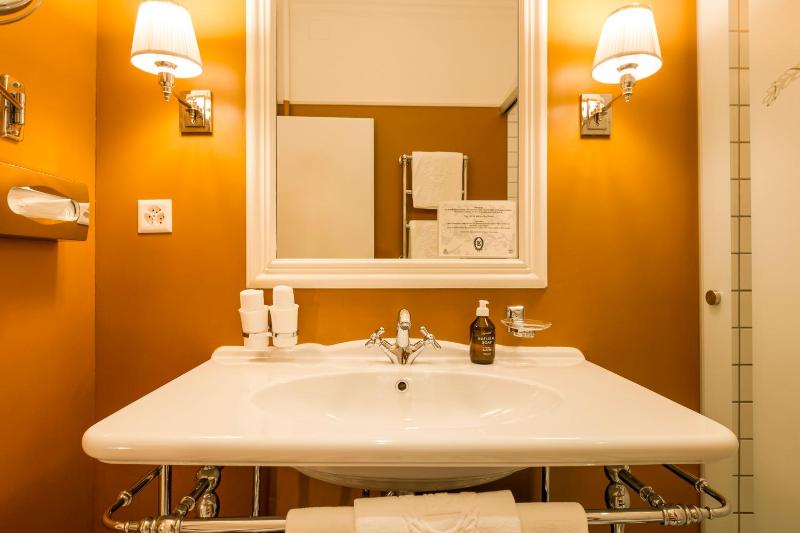 Double Room with Queen Size Bed image 2