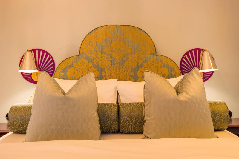 Double Room with Queen Size Bed image 3