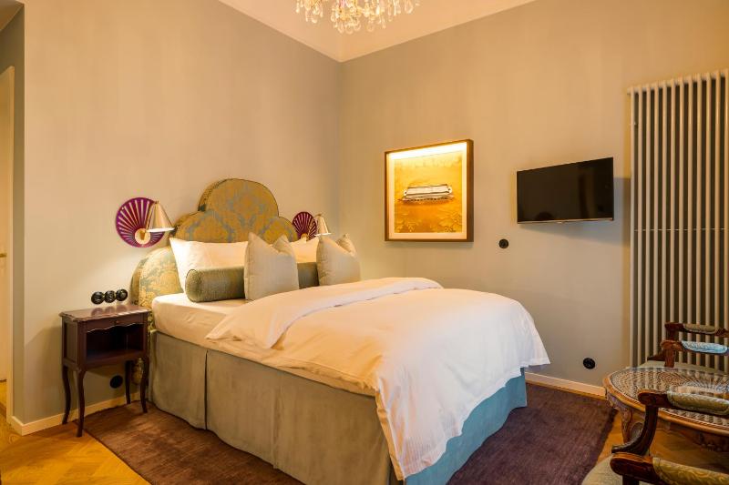 Double Room with Queen Size Bed image 4