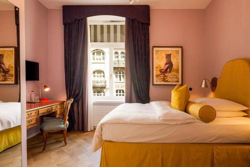 Superior Single Room with Queen-Size Bed image 4