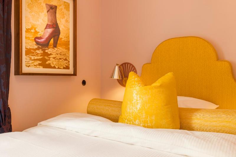 Superior Single Room with Queen-Size Bed image 3