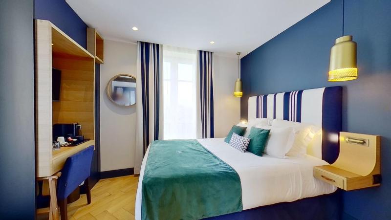 Superior Double Room with Balcony image 2