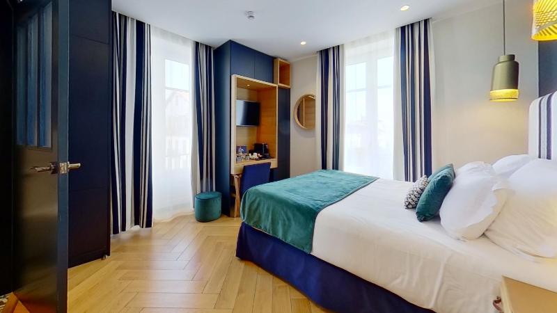 Superior Double Room with Balcony image 4