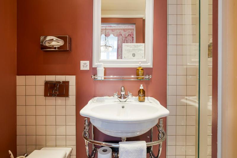 Superior Single Room with Queen-Size Bed image 2