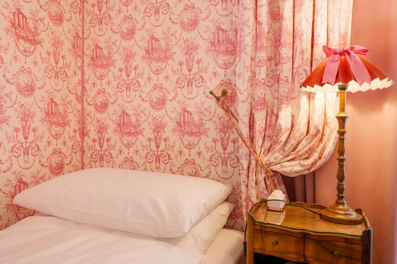 Single Room image 4