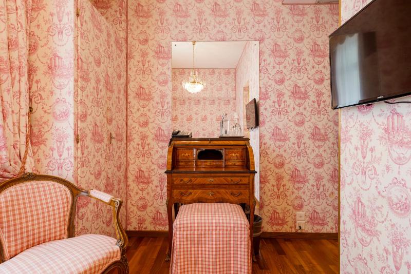 Single Room image 3