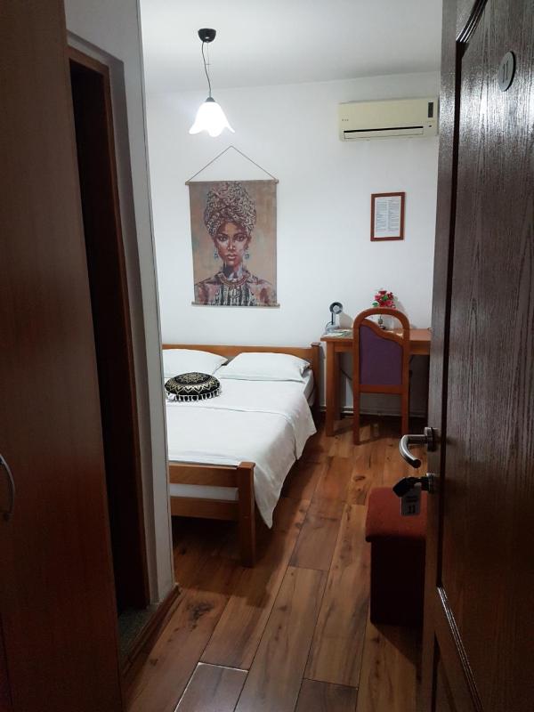 Double Room image 4