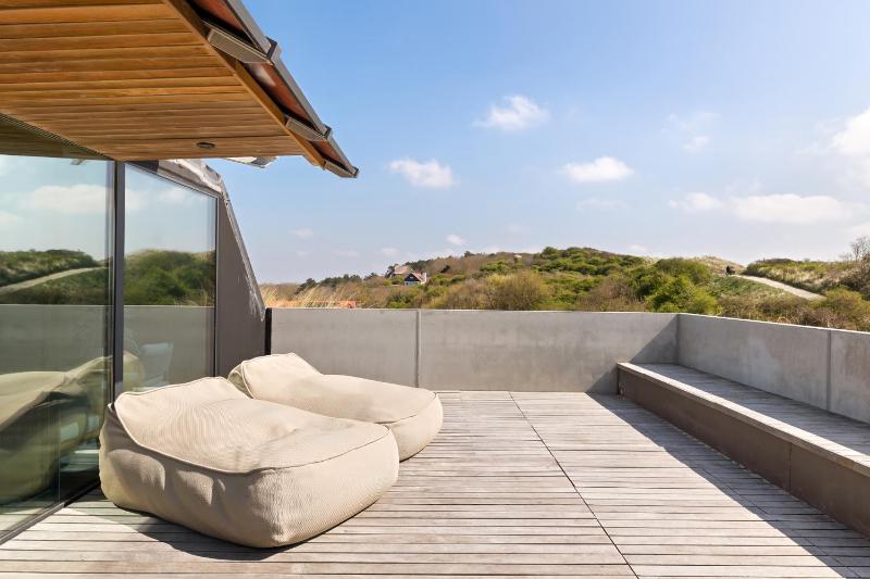 Top Royal Suite Seaview - no pets allowed image 2