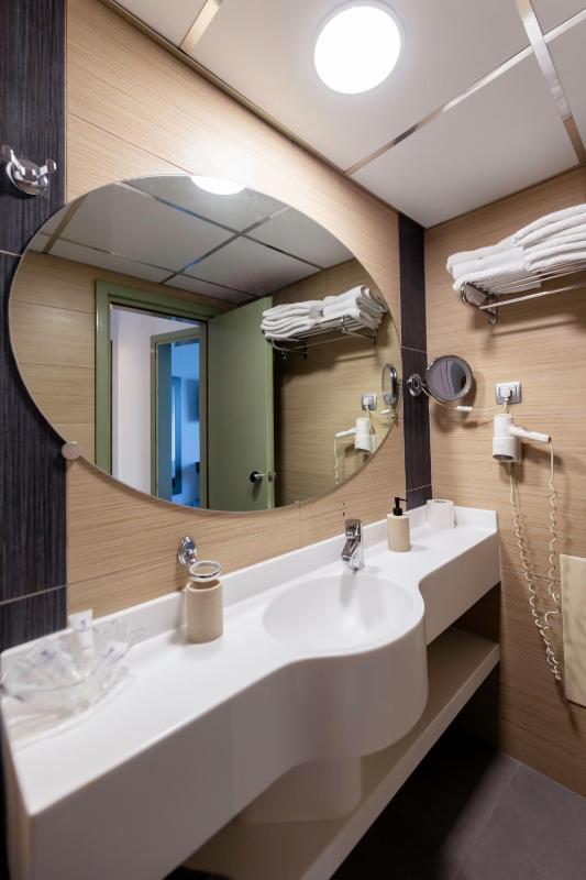 Family Room (2 Adults + 2 Children) with Sea View image 2