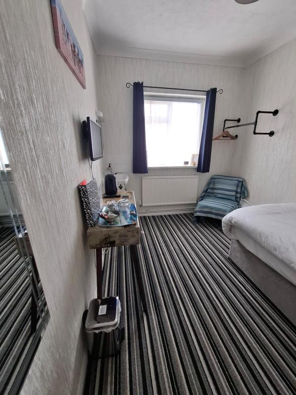 Single Room with Shared Bathroom image 1