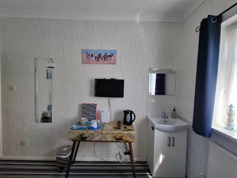Single Room with Shared Bathroom image 3