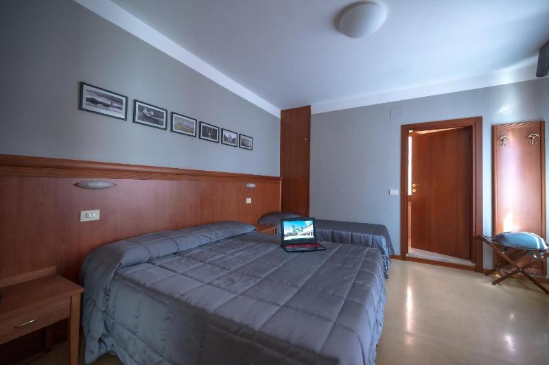 Standard Triple Room image 3
