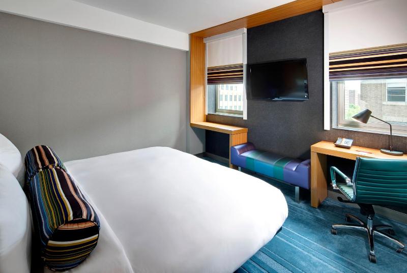 Guest Room, 1 King image 4