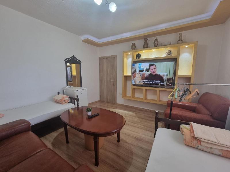 Twin Room with Shared Bathroom image 1