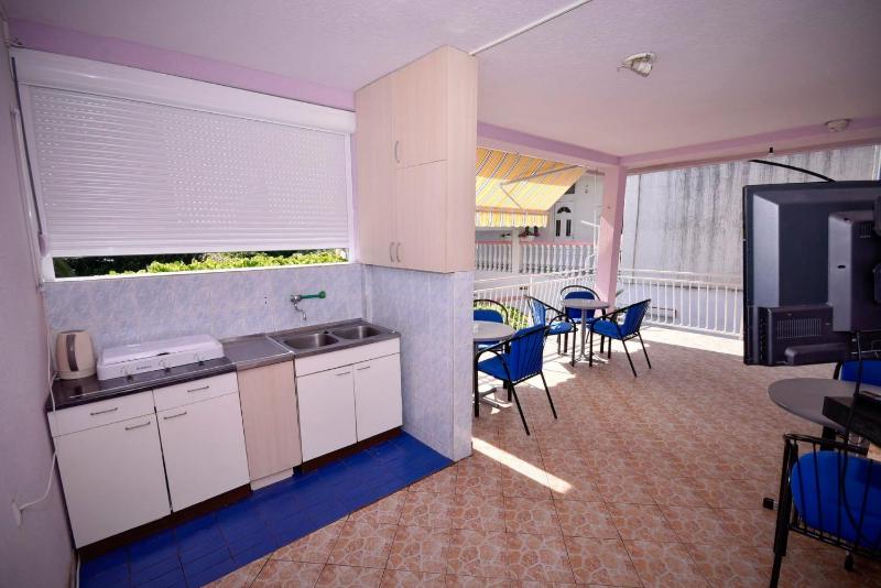 Twin Room with Shared Bathroom image 3