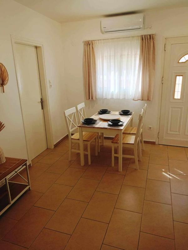 Jenny Sam renovated house for 5 near center and be - image 7