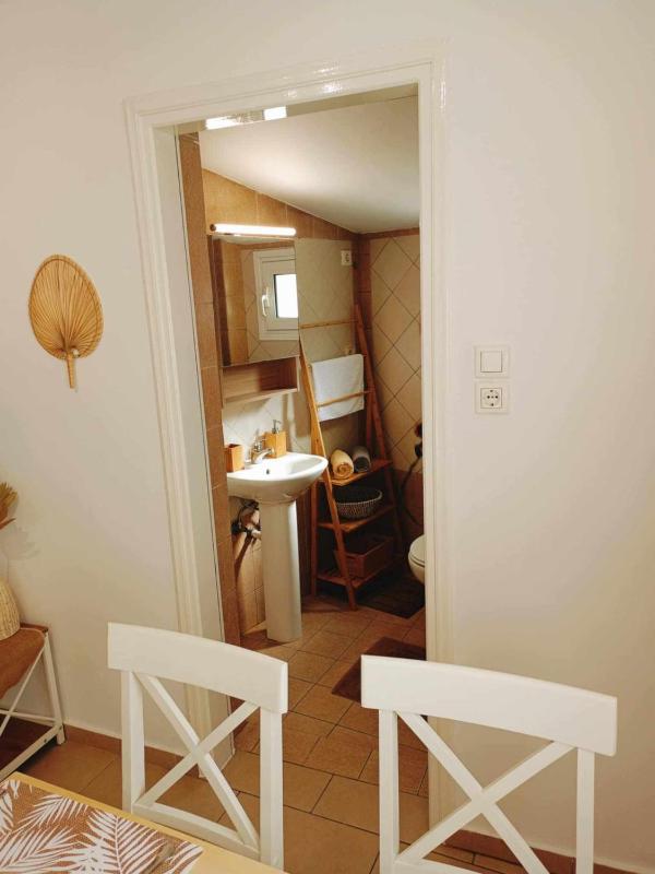 Jenny Sam renovated house for 5 near center and be - image 6