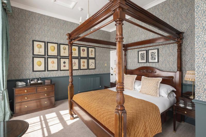 Four Poster Room image 3