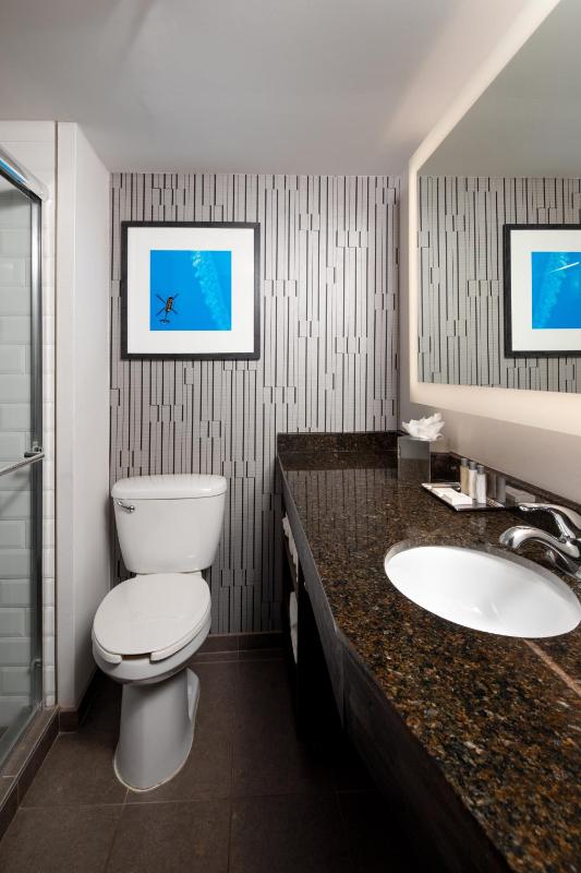 Standard King Room image 3