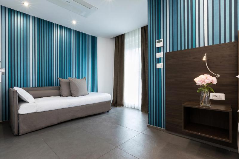 Deluxe Triple Room image 2