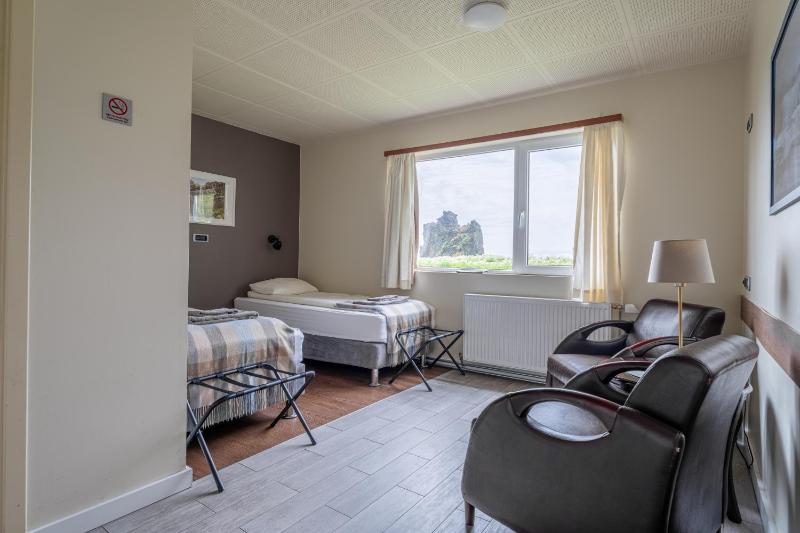 Twin Room image 4