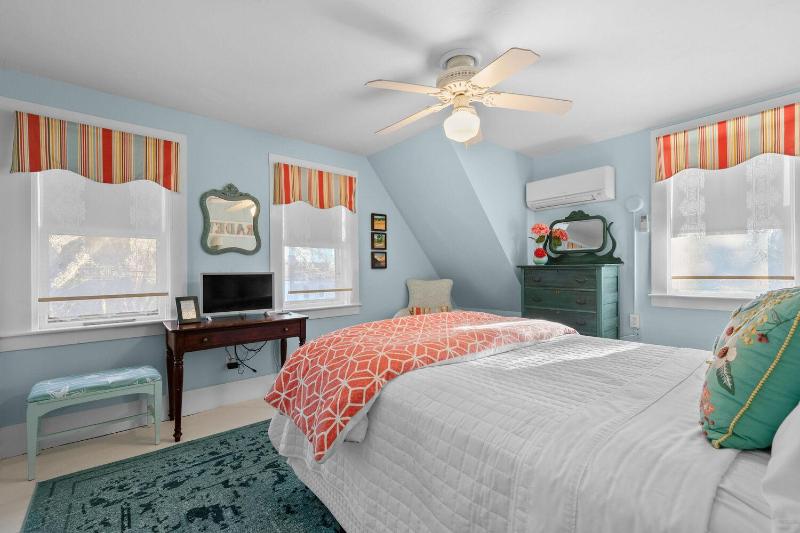 Queen Room image 2