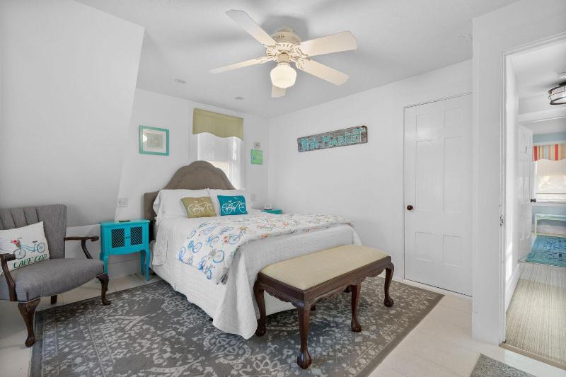 Queen Room image 3