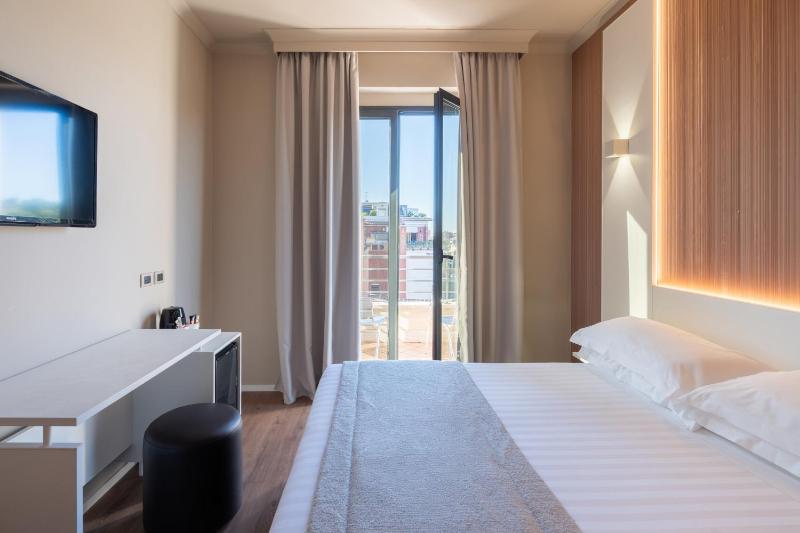 Standard King Room with Balcony image 2