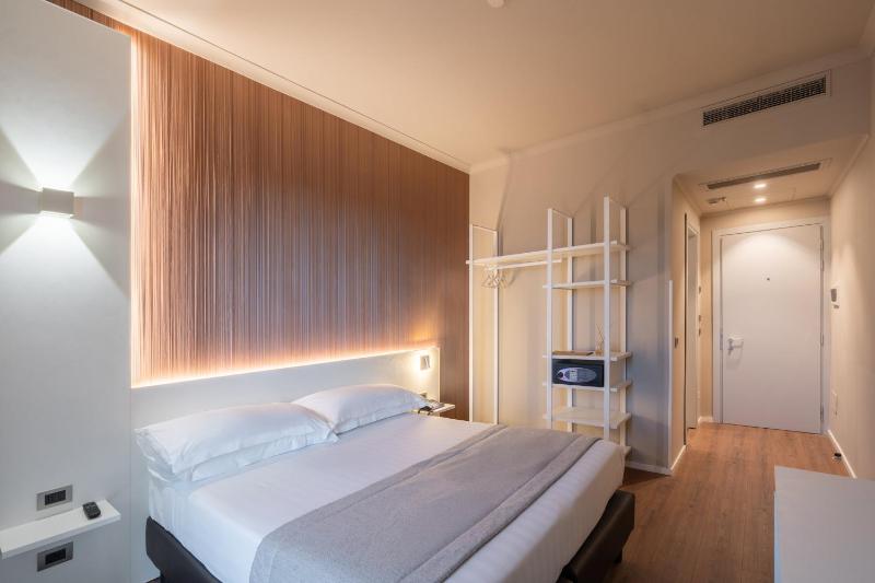 Premium King Room with Balcony image 2