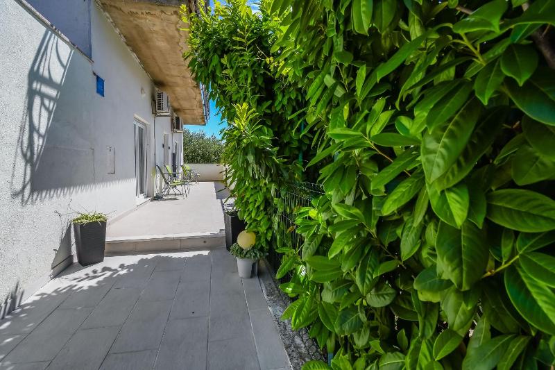 Apartments Tomo - near airport - image 13