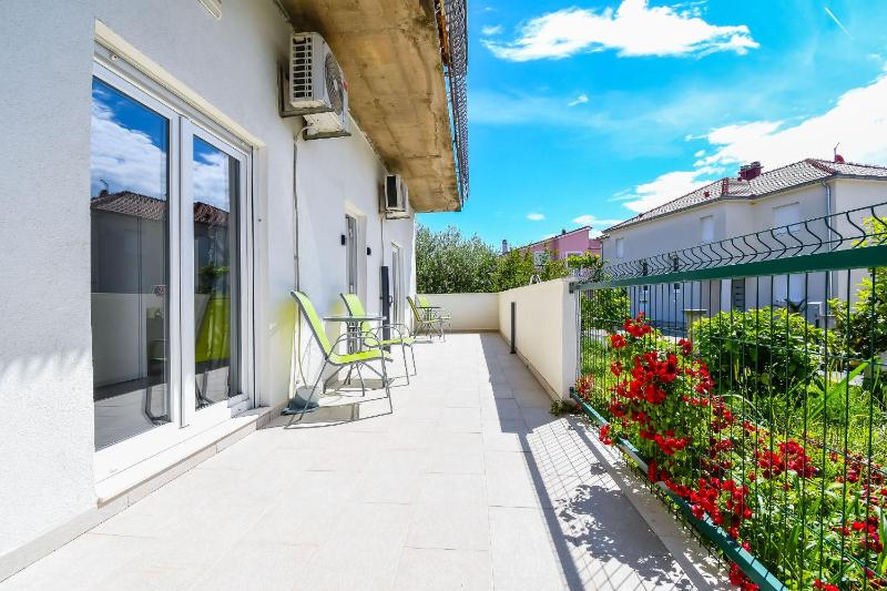 Apartments Tomo - near airport - image 1
