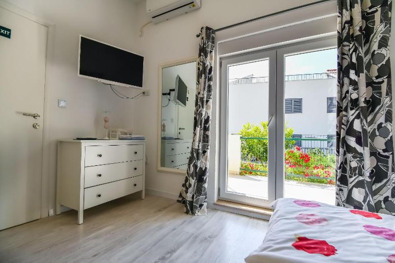 Apartments Tomo - near airport - image 10