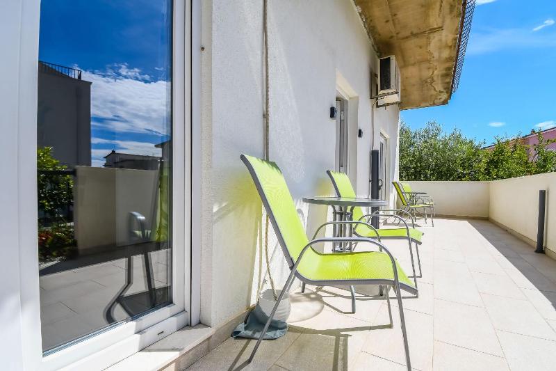 Apartments Tomo - near airport - image 5
