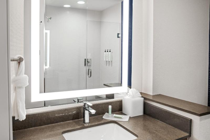 Fairfield by Marriott Inn & Suites Austin Downtown - image 6
