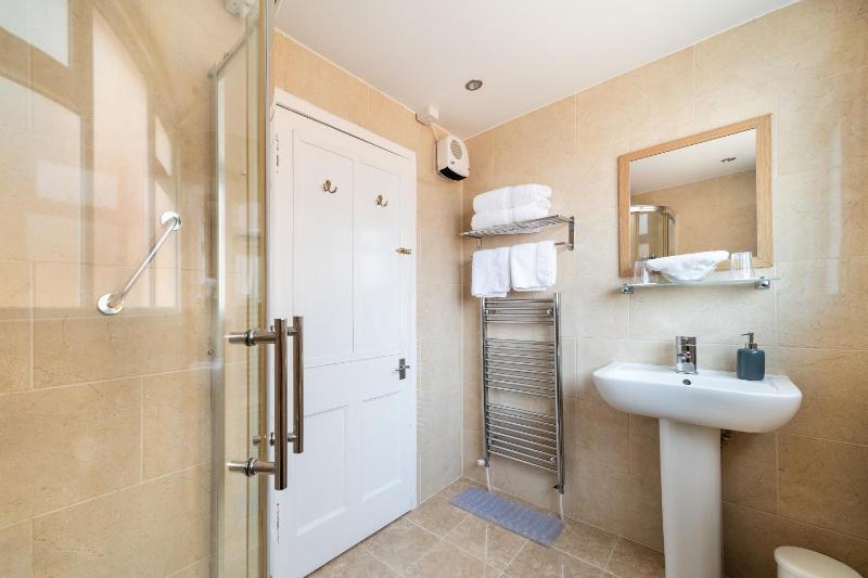 Standard Double or Twin Room image 4