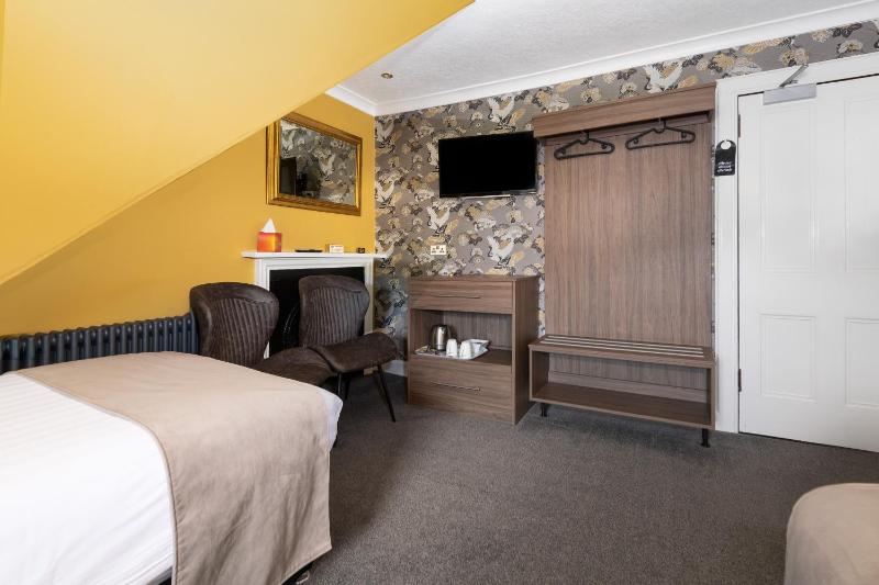 Standard Twin Room image 3