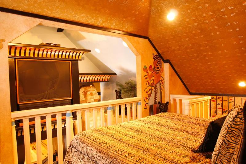 Queen Room - Egyptian Theme image 4