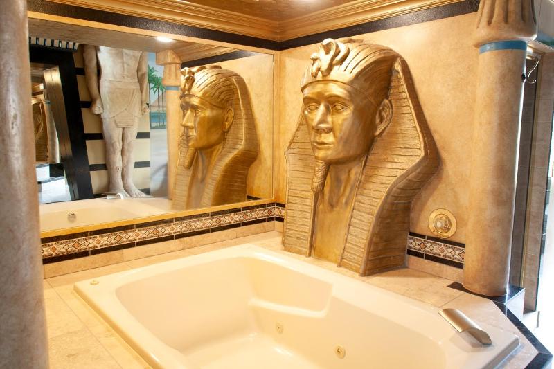 Queen Room - Egyptian Theme image 2